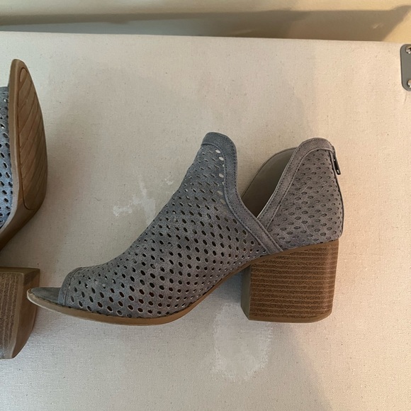 Gray open toed booties - Picture 5 of 7